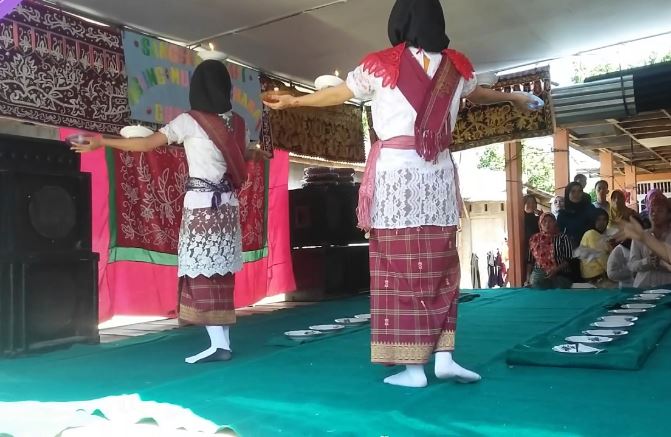 Tari Piring Dua Belas